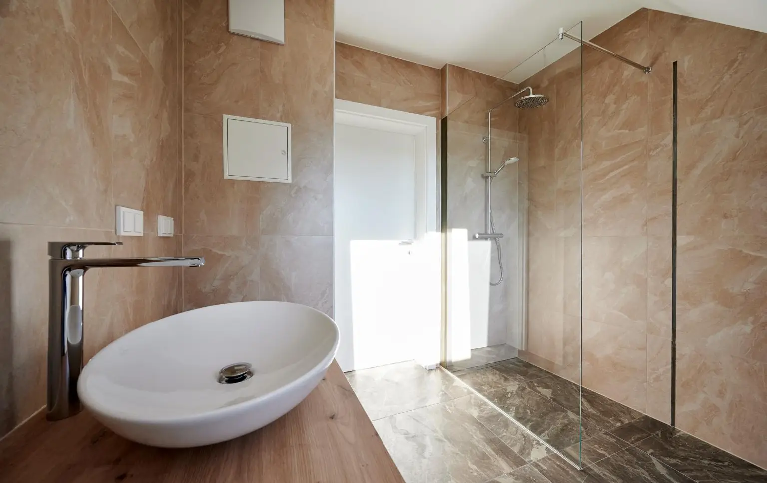 Ihr neues Zuhause: 4-Zimmer-Wohnung mit hofseitigerTerrasse 
nahe Donau - ERSTBEZUG!