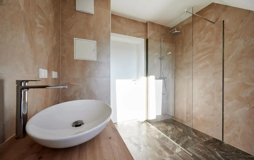 Ihr neues Zuhause: 4-Zimmer-Wohnung mit hofseitigerTerrasse 
nahe Donau - ERSTBEZUG!