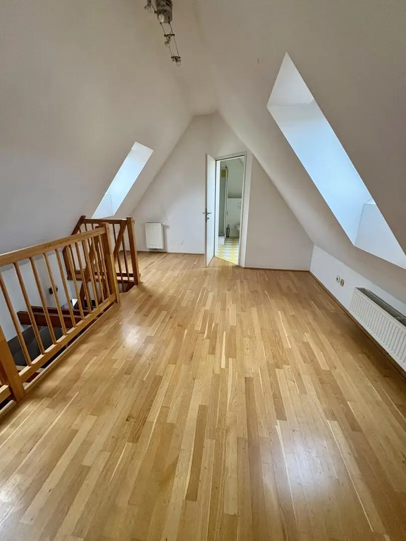 Sofortbezug: Dachgeschosswohnung im 2.OG ohne Lift-mit 2 Bädern und Galerie