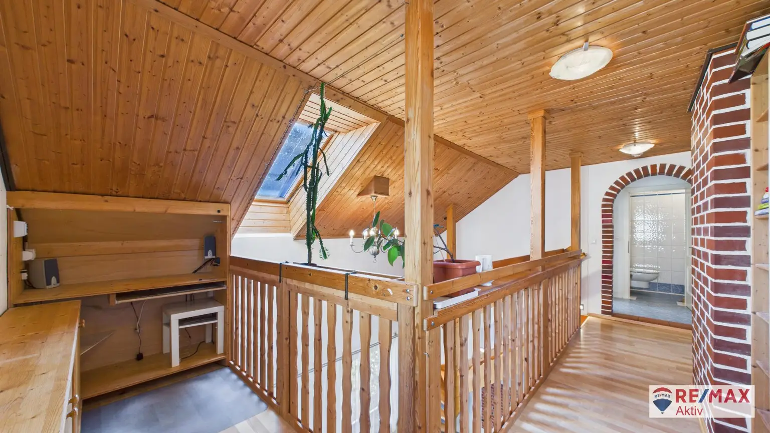 Rustikaler Charme trifft moderne Technik – Einfamilienhaus mit Galerie in Toplage Strasshof