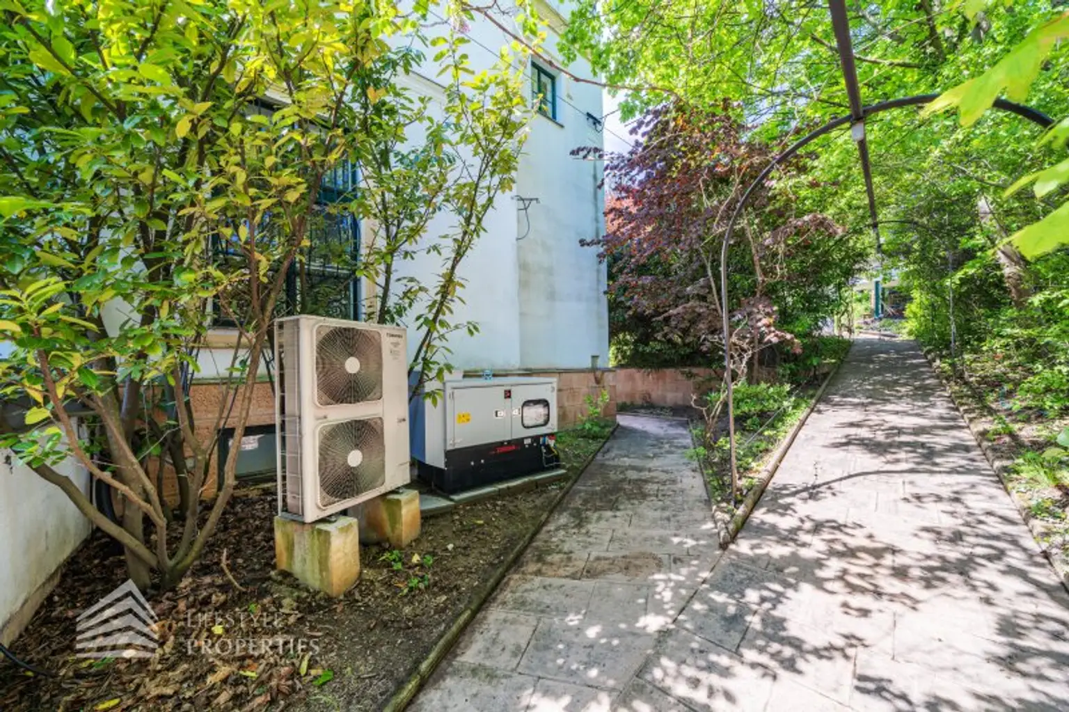 Luxuriöser 14- Zimmer Wohntraum mit Dachterrasse und Pool, Nähe Wilhelminenschloss