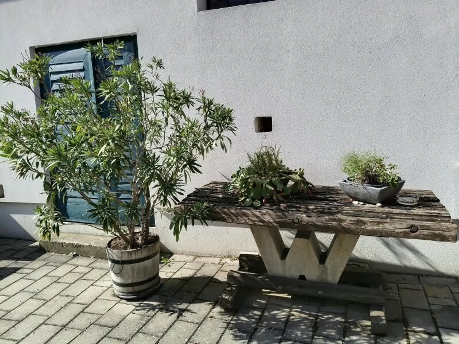 Innenhof Tisch