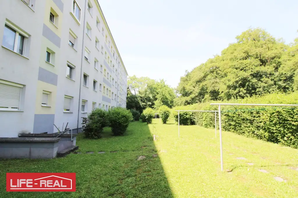 Großzügige 4-Zimmer-Wohnung mit Loggia und Stellplatz – Potenzial zur Sanierung vorhanden