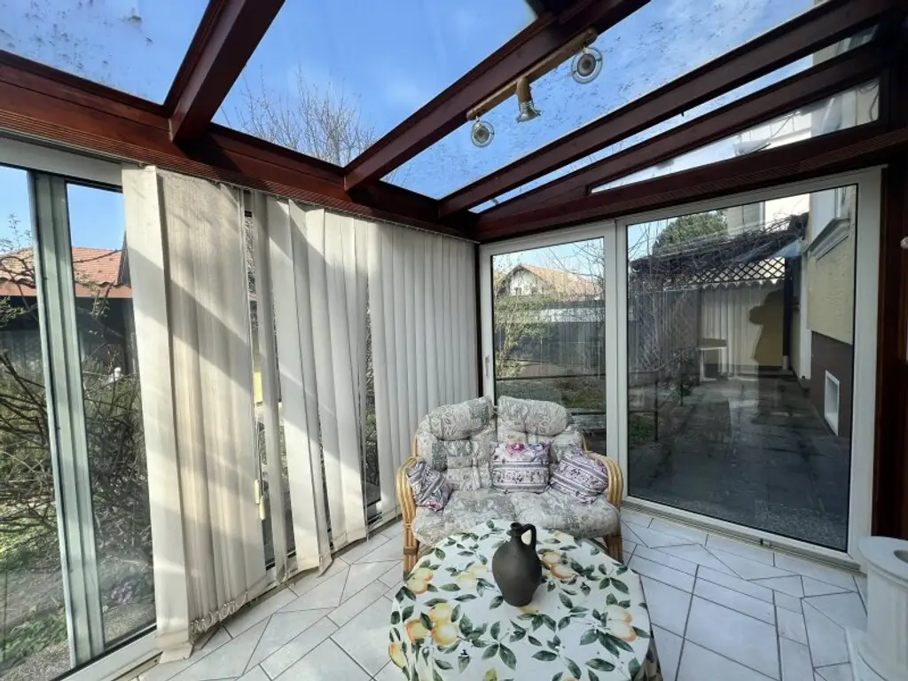 Gut geschnittenes, helles Einfamilienhaus in ruhiger Wohnlage mit Garten