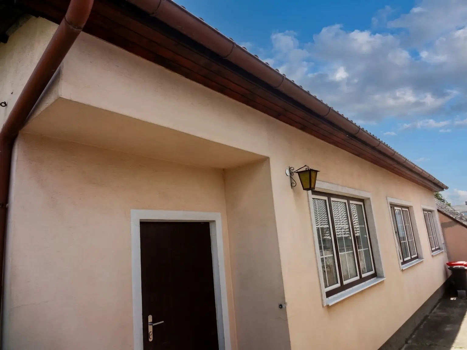 Bewohnbares Haus in der Mitte vom Grundstück