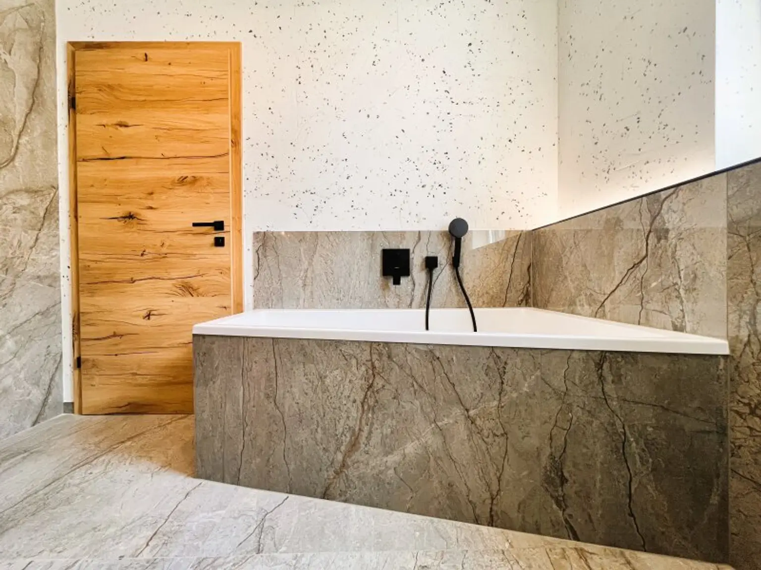 Badezimmer 2 mit Designer-Badewanne