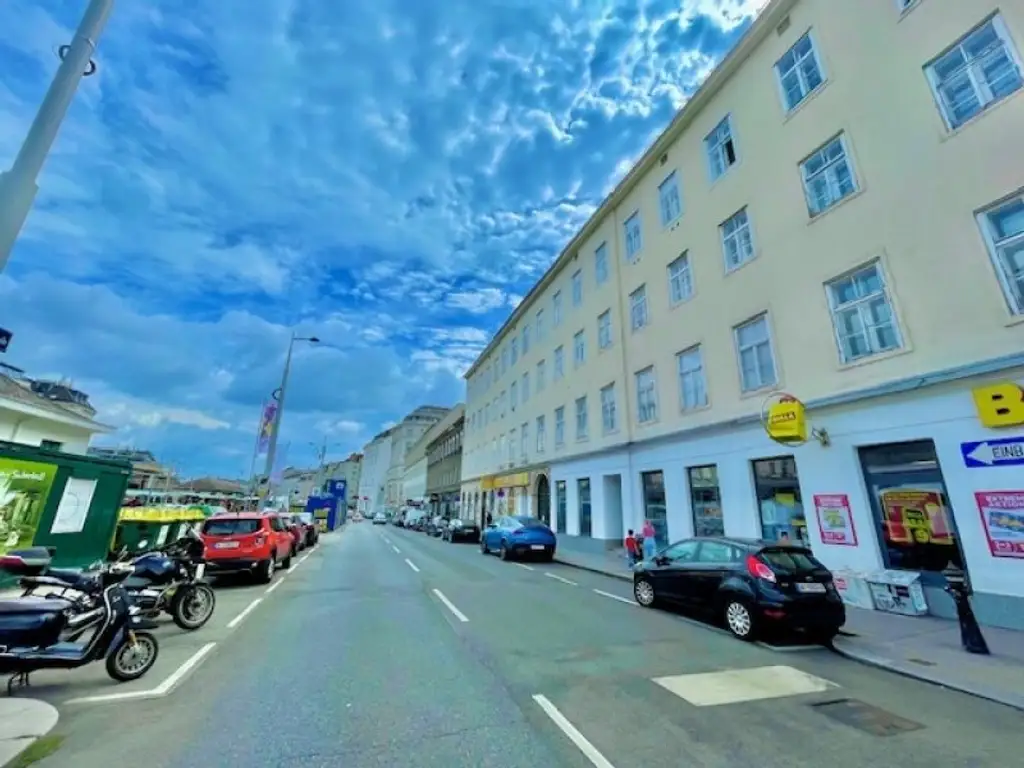 INNENSTÄDTISCHE - 3-Zimmer WOHNUNG -RENOVIERUNGSBEDÜRFTIG- mit sehr viel Potenzial - in Top Lage Wiens beim NASCHMARKT - Nähe KARLSPLATZ!