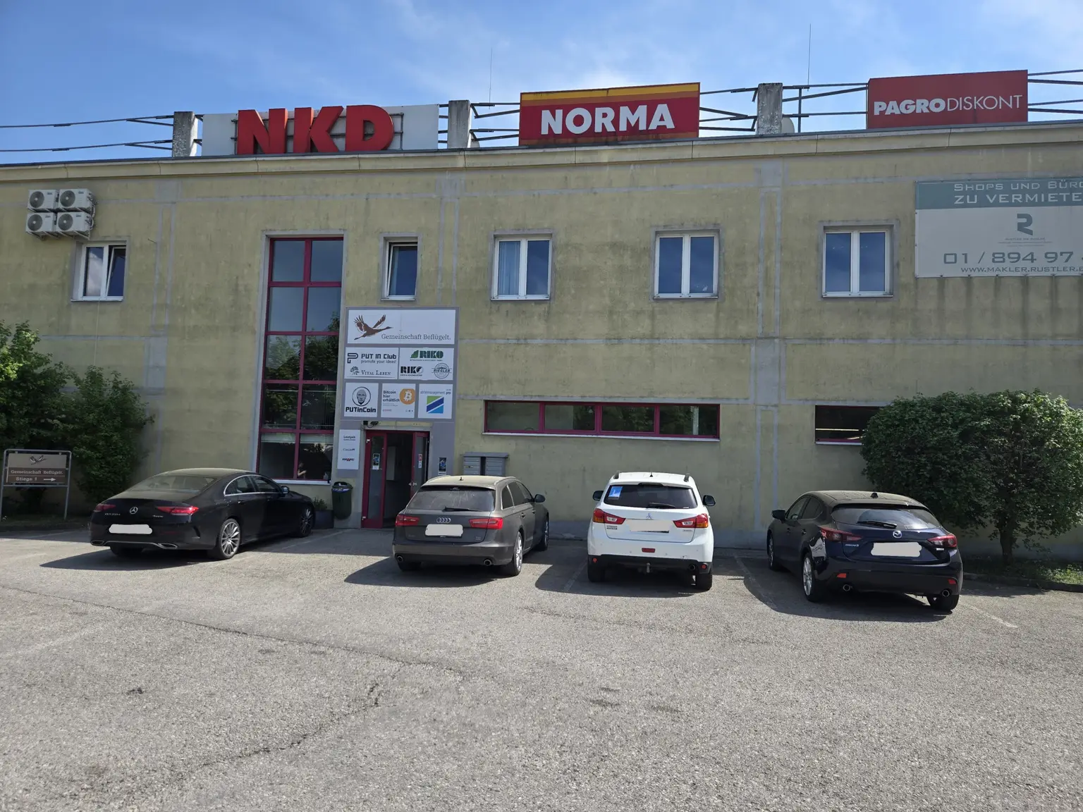 Kunden- bzw. Besucher-Stellplätze vor dem Gebäude