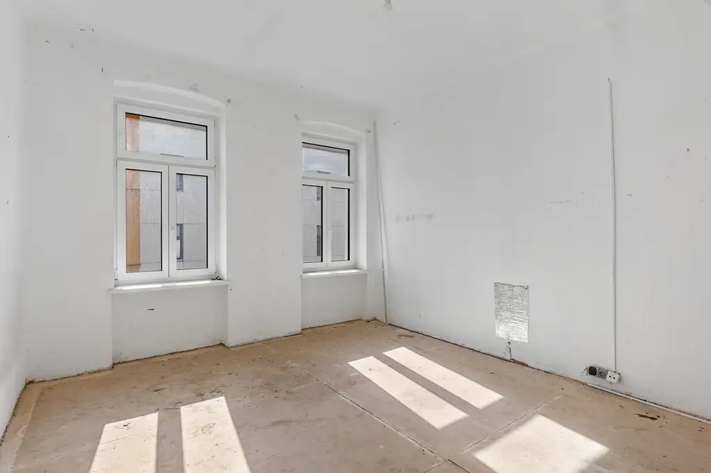 Helle Altbauwohnung inklusive Balkon - sanierungsbedürftig