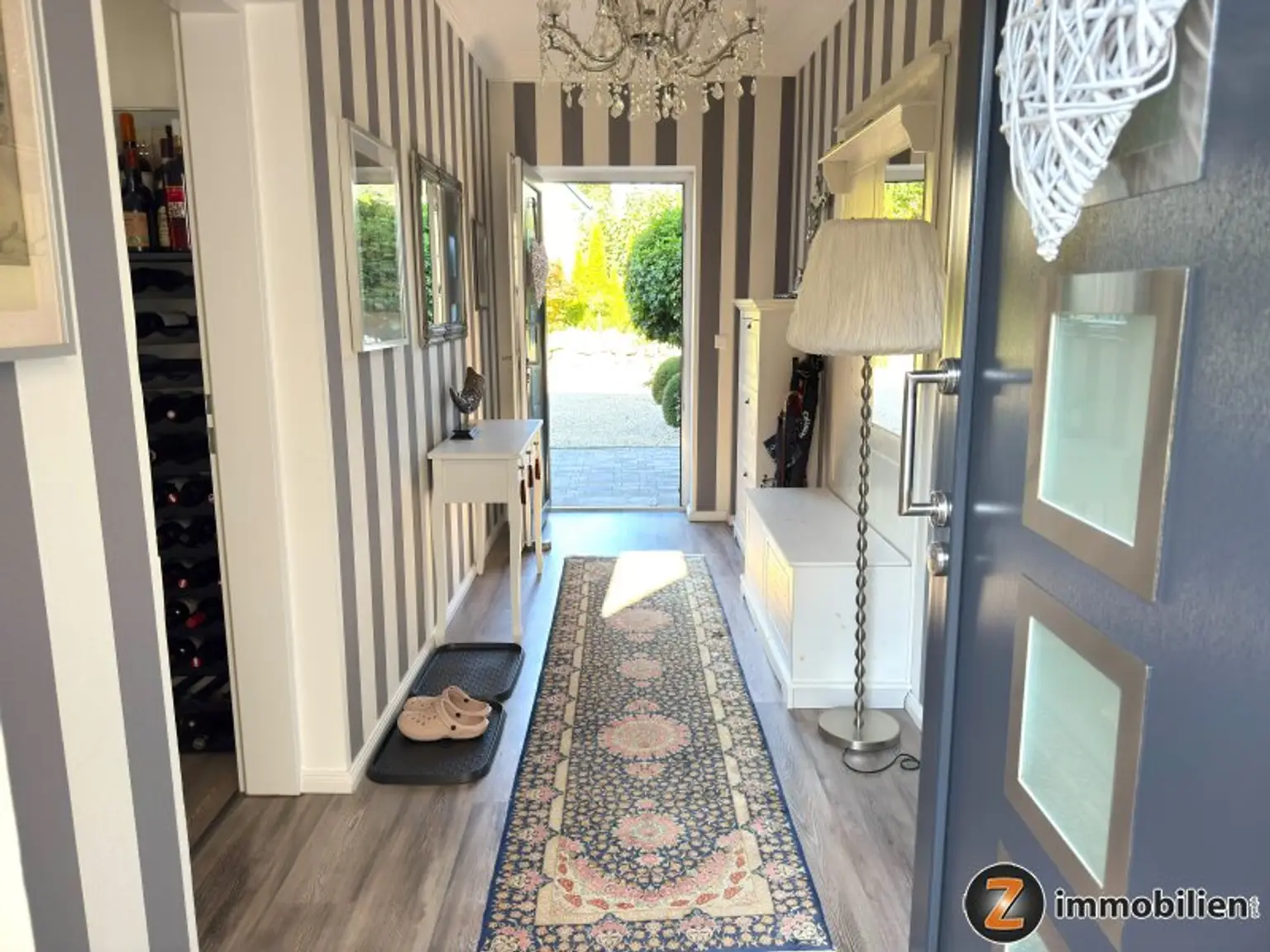 Modernes Wohnhaus mit zwei barrierefreien, getrennten Einheiten