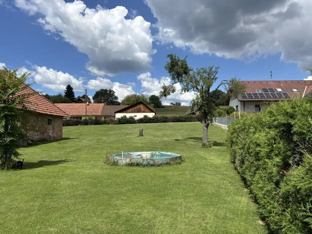 ** GARTENTAGE ** ren.bed. Landhaus mit bezauberndem Grundstück !! Ca. 7.200m 2 Wald inklusive !!