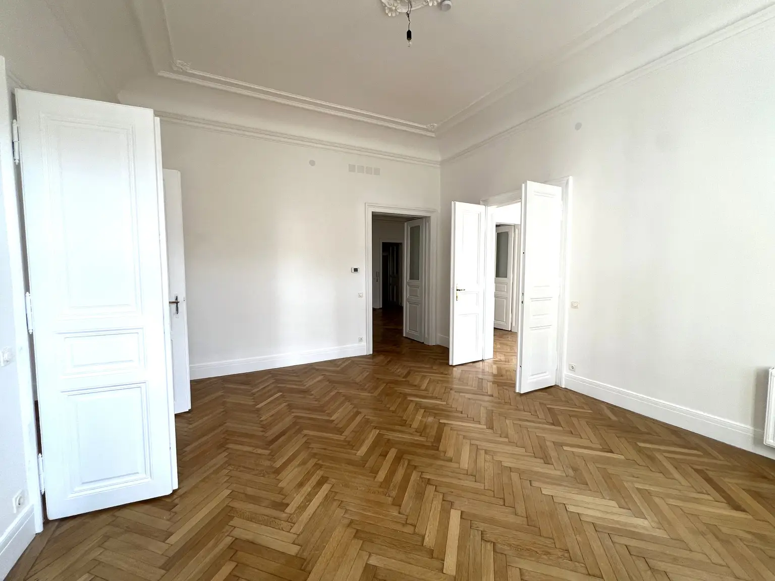 In Vorbereitung: Ansprechendes Apartment mit Terrasse und mit Blick in palais-artigen Garten / Exquisite apartment with terrace and view of the palatial garden