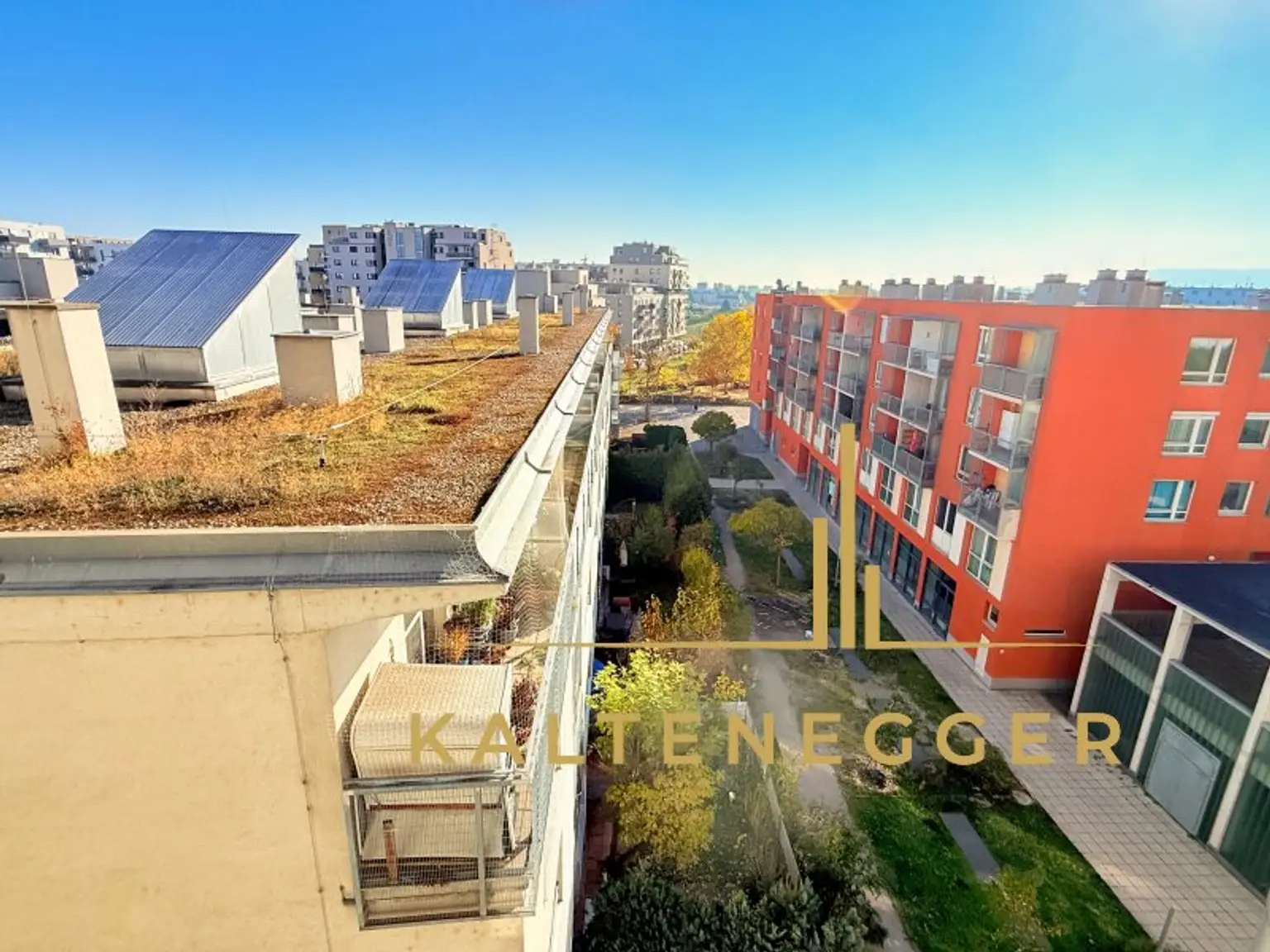 Ausblick von der Loggia in die Wohnhausanlage