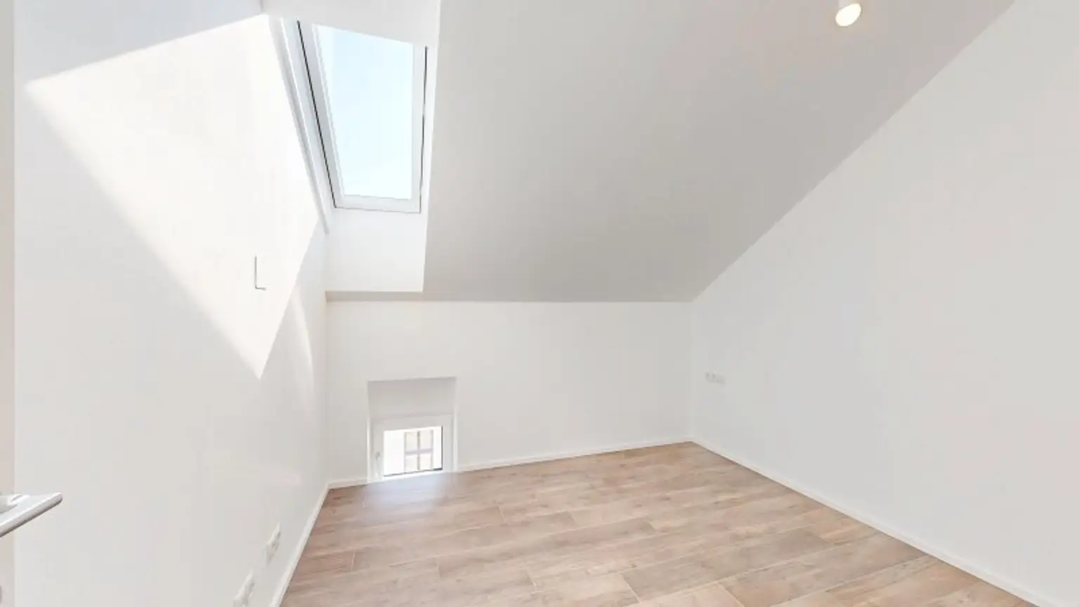 Moderne 2-Zimmer Dachgeschosswohnung | Terrasse | Klimaanlage | Nähe Café Hummel | Erstbezug