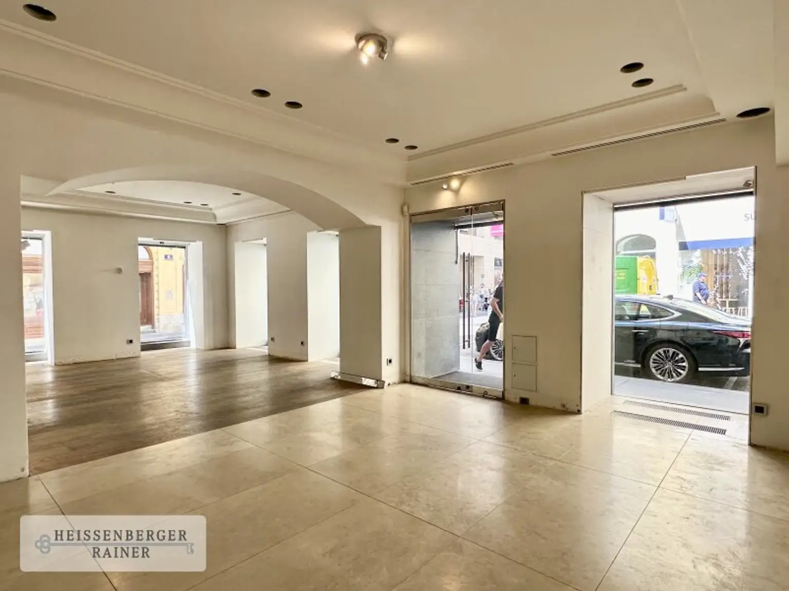ECKLOKAL /// GROSSE FENSTER /// GESCHÄFTSLOKAL BEI DER KÄRNTNER STRASSE, KAUFHAUS STEFFL