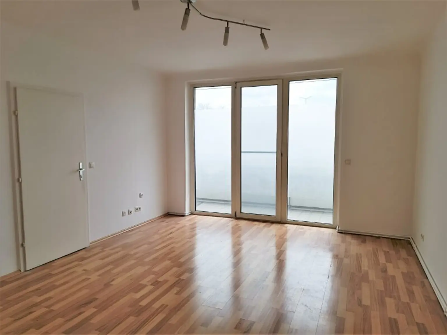 Großzügige 2-Zimmer Wohnung mit Loggia! Ideale Anbindung zur U6 Dresdnerstraße! Grünanlage!