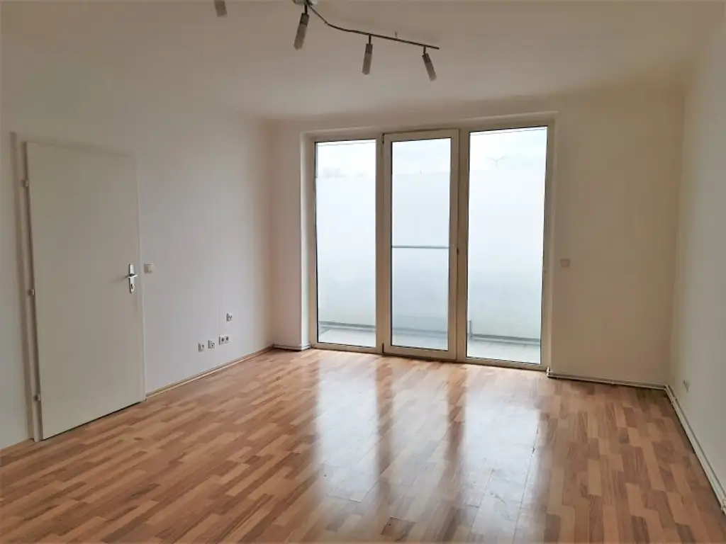 Großzügige 2-Zimmer Wohnung mit Loggia! Ideale Anbindung zur U6 Dresdnerstraße! Grünanlage!