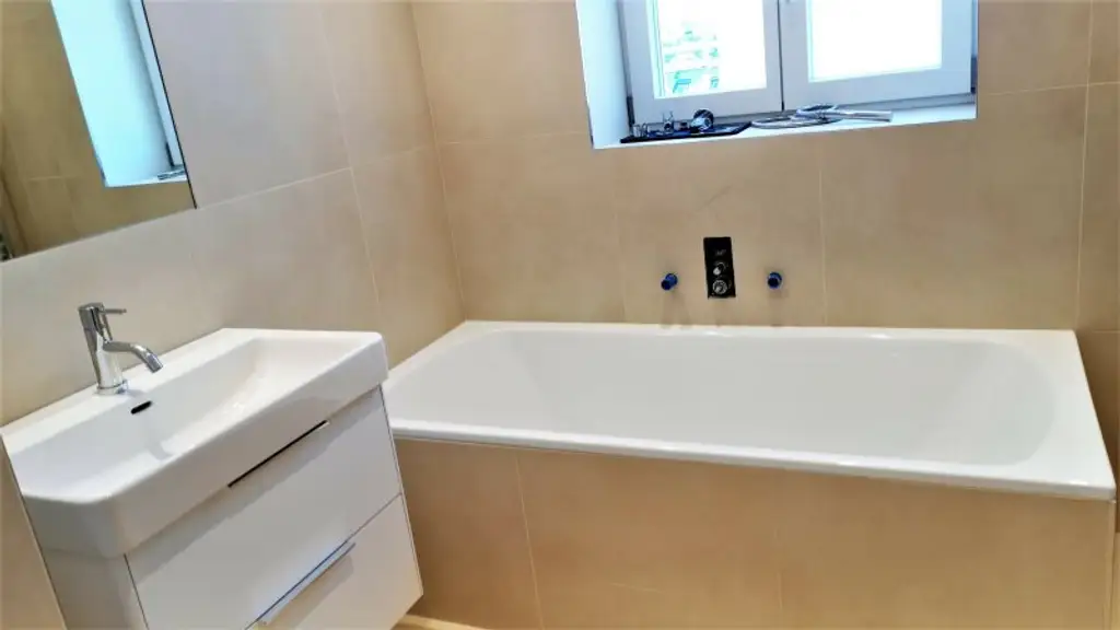URANIA: 3 Zimmer mit hofseitiger Terrasse in Ruhelage: Luxus pur in Citynähe