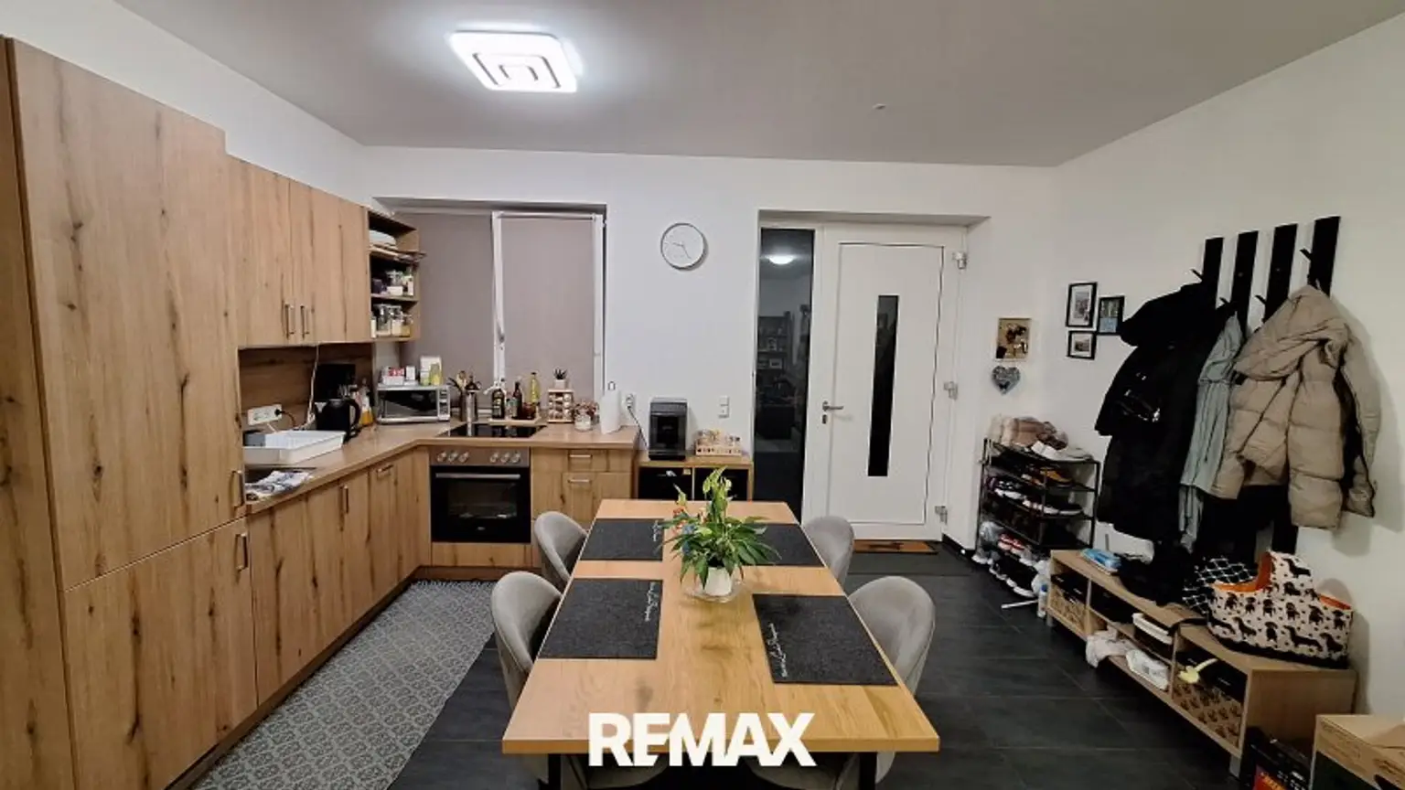 Wohnzimmer mit offener Küche