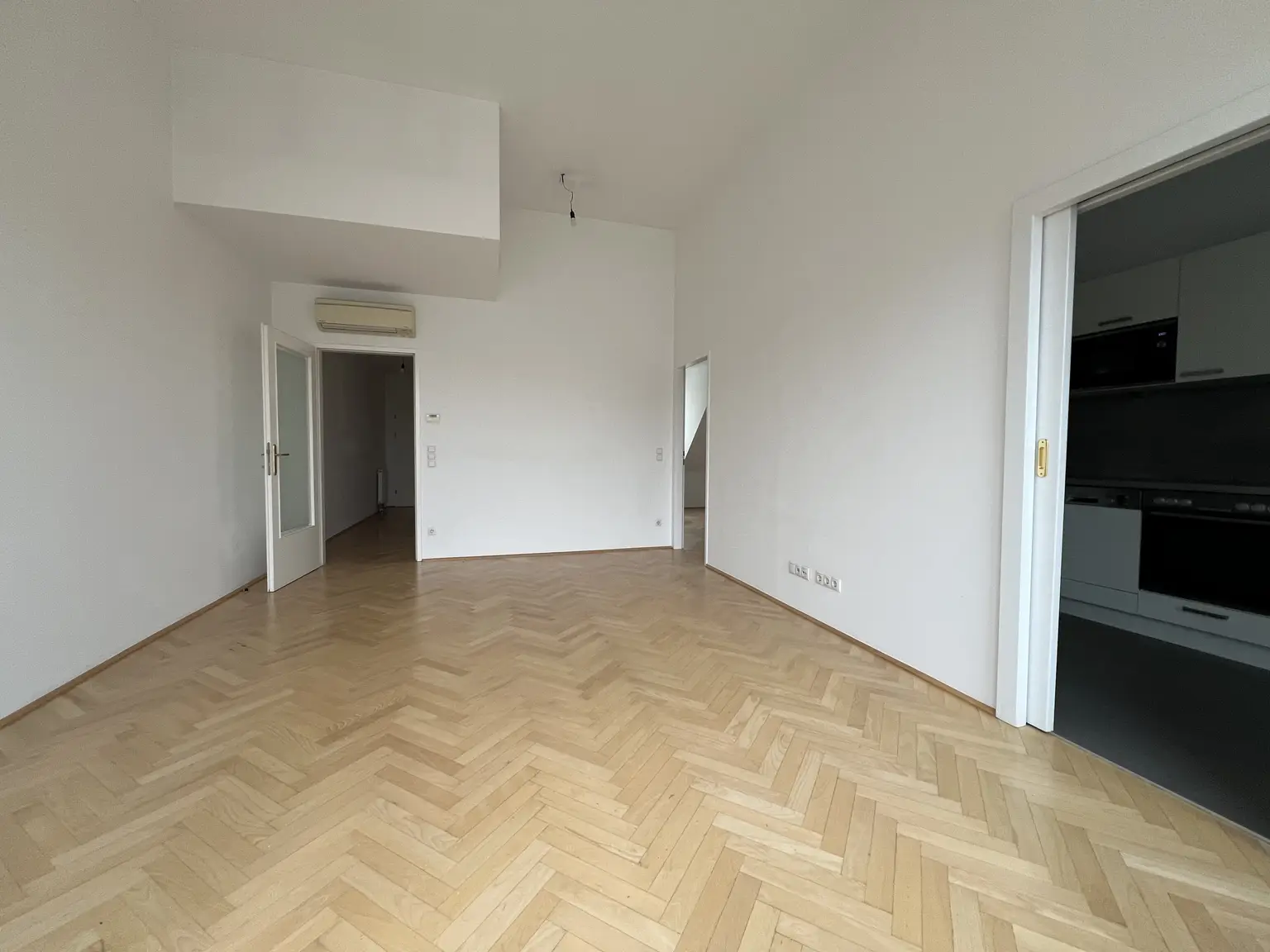 UNBEFRISTET: Klimatisierte, ruhige Dachgeschosswohnung