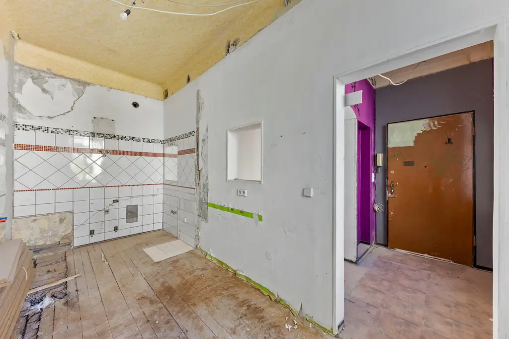 Helle Altbauwohnung inklusive Balkon - sanierungsbedürftig