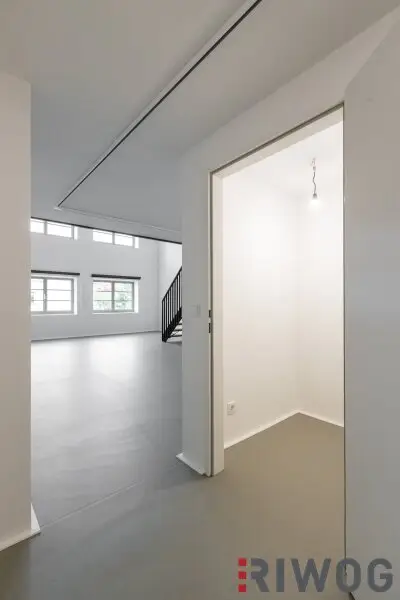ERSTBEZUG nach Sanierung | Außergewöhnliches Loft mit Raumhöhe bis zu ca. 4,90 m | Büro/Praxis Nutzung und Kurzzeitvermietung möglich