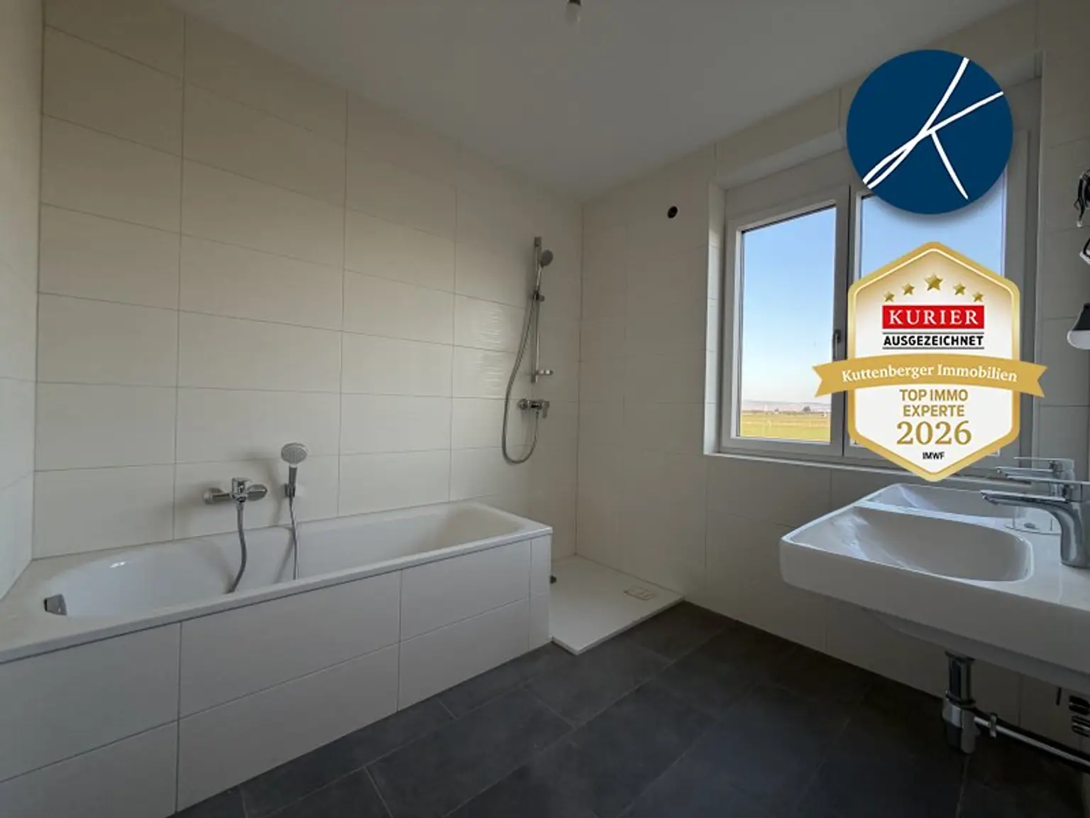 Bad mit Wanne und Dusche