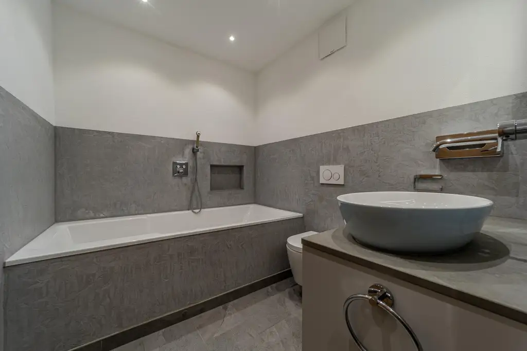 Exklusives Doppelhaus mit Gewerbefläche und Outdoor-Pool in sehr ruhiger Lage