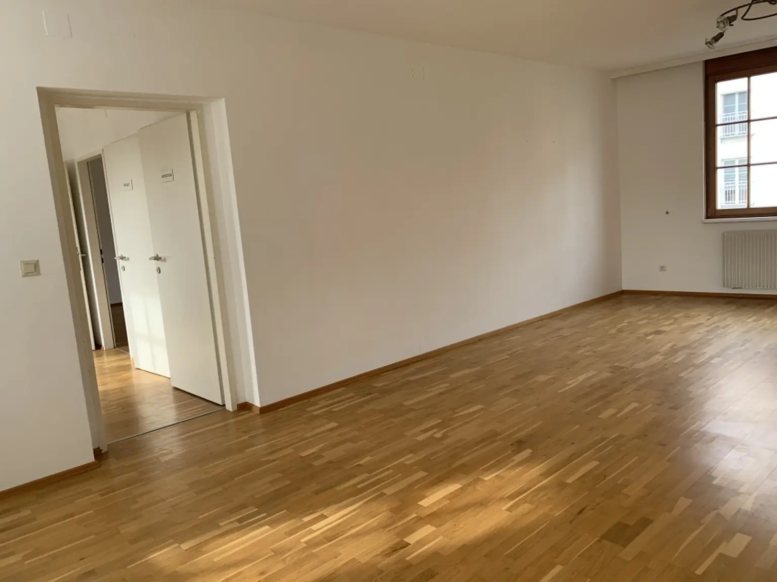 Helle und großzügige Ordinationsfläche in zentrumsnaher Lage von Baden 
mit Blick auf die Schwechat
