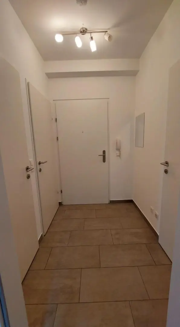 Ruhige 3-Zimmer-Wohnung mit Balkon und Küchenmöblierung zu vermieten