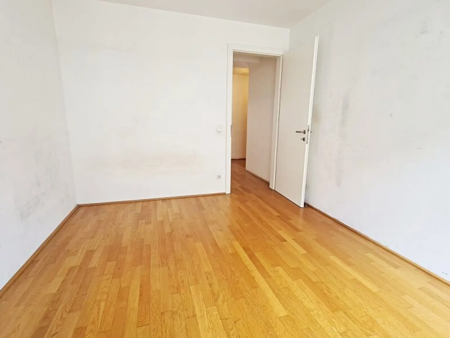 HUMBOLDTGASSE, U1 NÄHE, 76 m2 Neubau inkl. 4 m2 Loggia, Wohnküche, 2 Zimmer, Parketten, Wannenbad, 2. Liftstock
