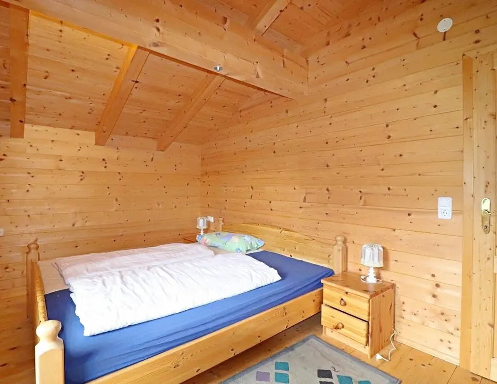 Traditioneller Tiroler Holzhaus-Charme mit Panoramablick