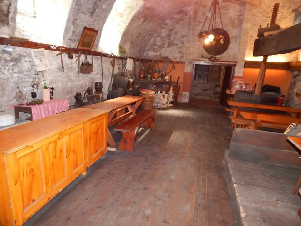 Historisches Gebäude mit großen Weinkeller mit Gewölbe im Zentrum von Perchtoldsdorf