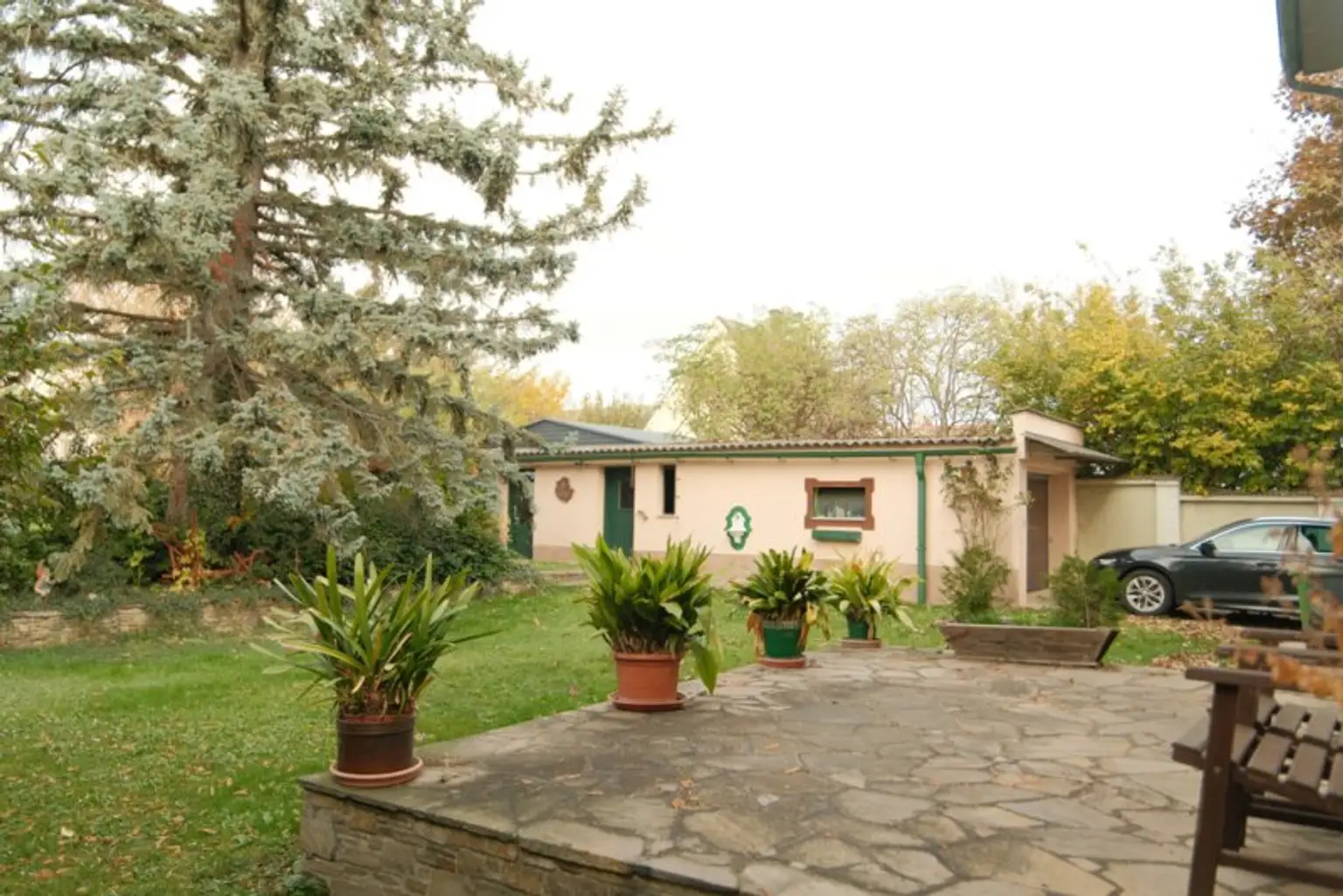 Zistersdorf: A5 - Nähe: großzügiges Wohnhaus ( 2 Wohneinheiten ) mit traumhaften Garten, Garage und Werkstatt