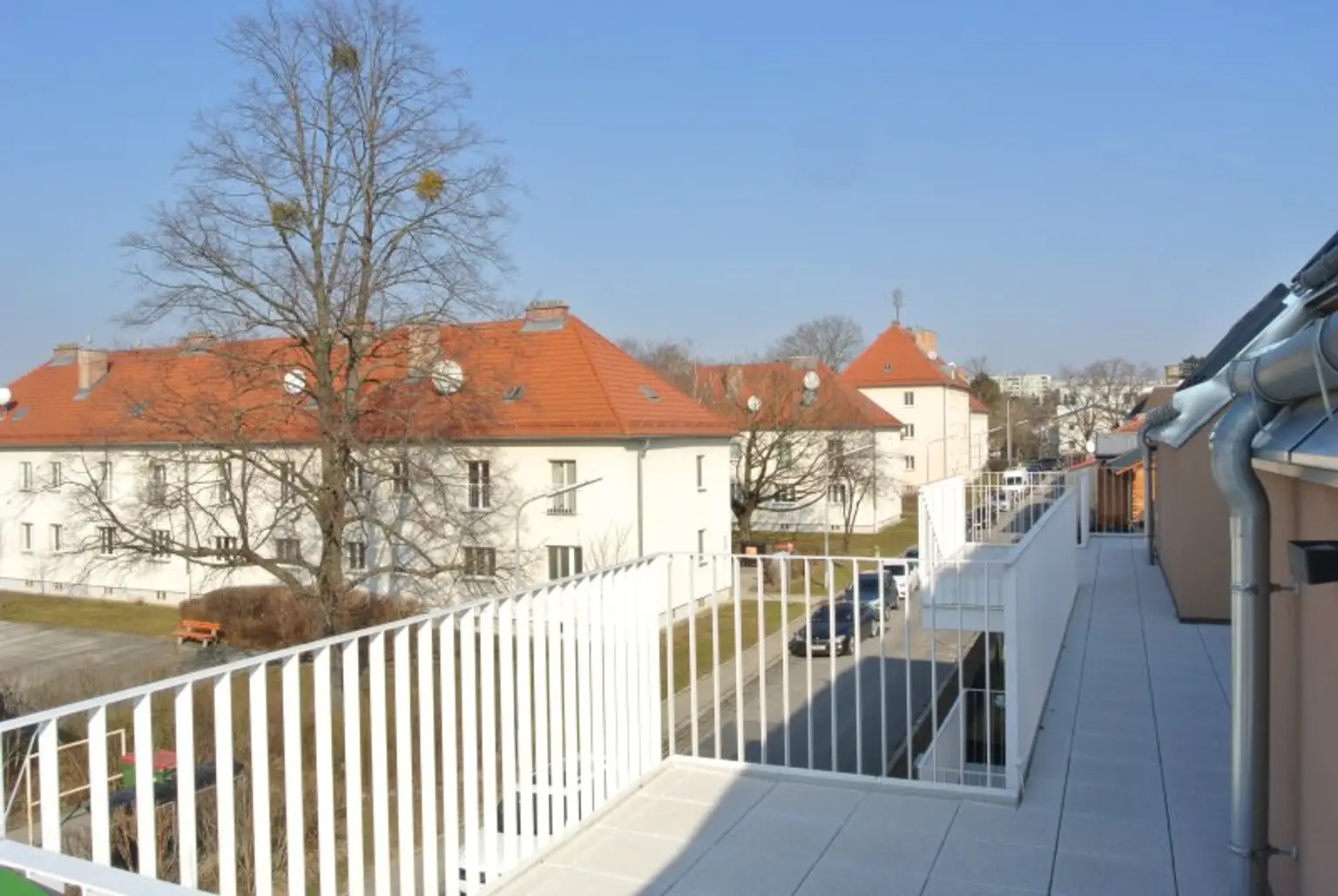 umlaufende Terrasse (W, N, S)