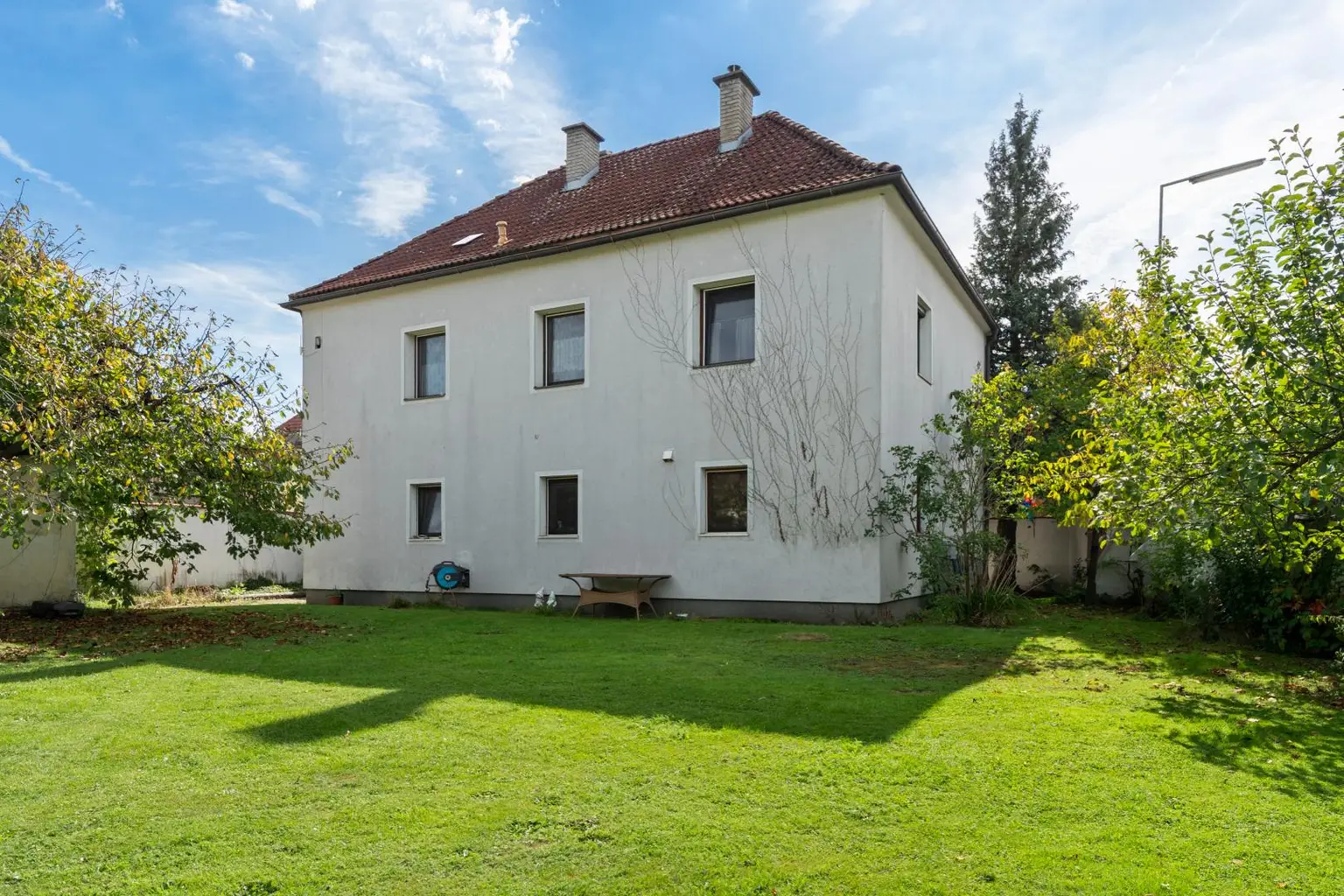 Renovierungsbedürftiges Haus mit großem Garten in Waidmannsdorf