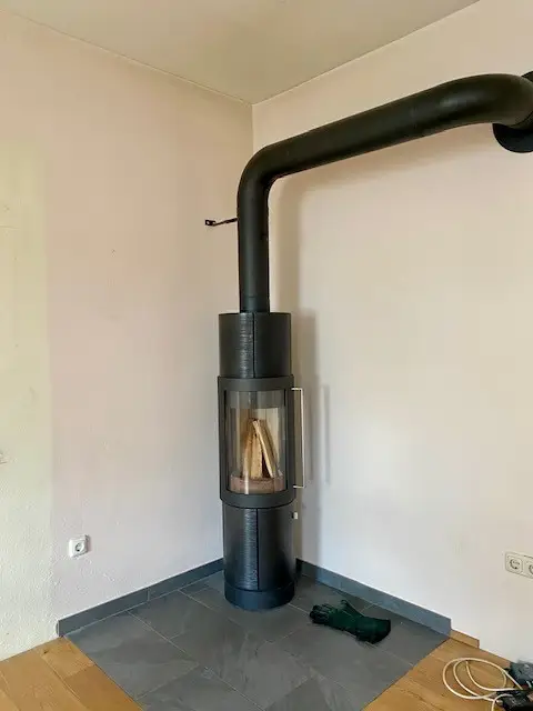 zusätzlicher Holzofen im Wohnzimmer