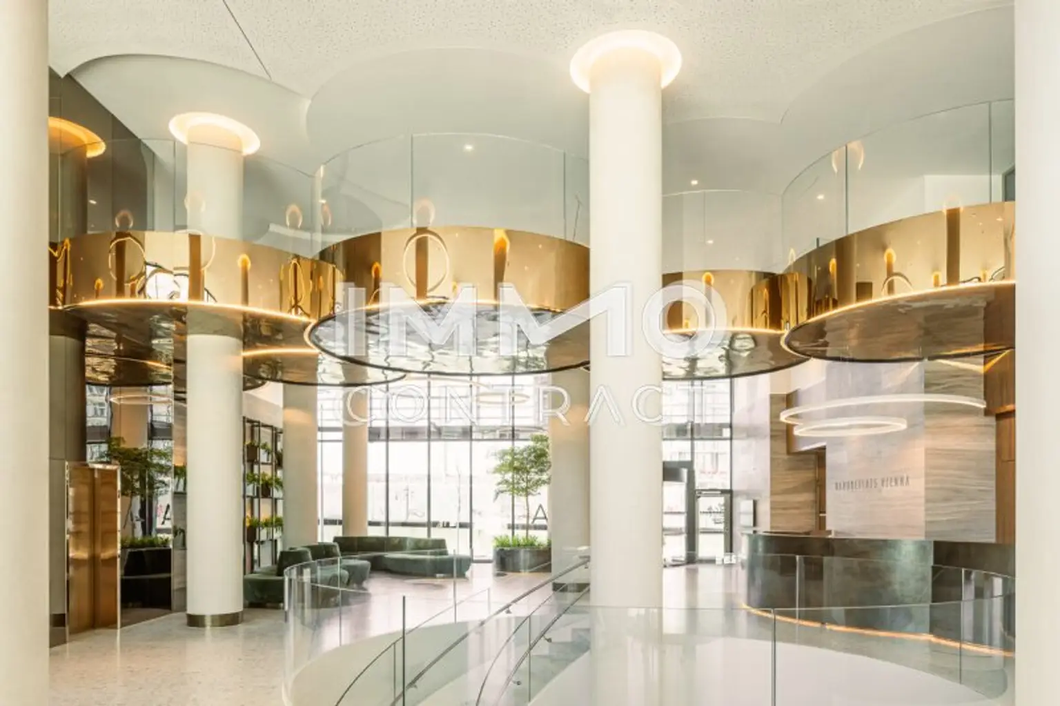 Zweigeschoßige Lobby