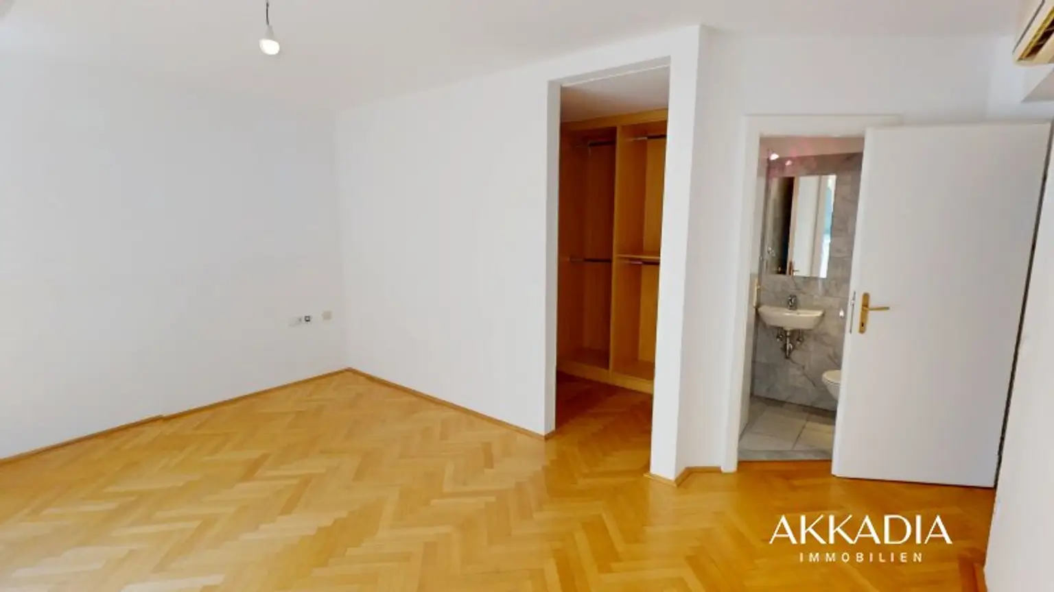 Elegante Dachgeschosswohnung mit Gartenblick, Terrassen und Garage