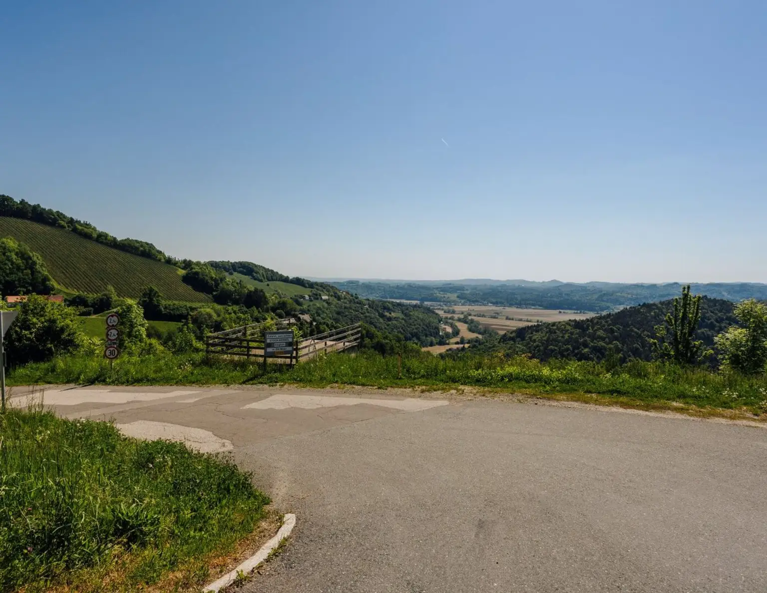 Sonniger Baugrund mit Panorama-Weitblick inmitten der Weinregion!