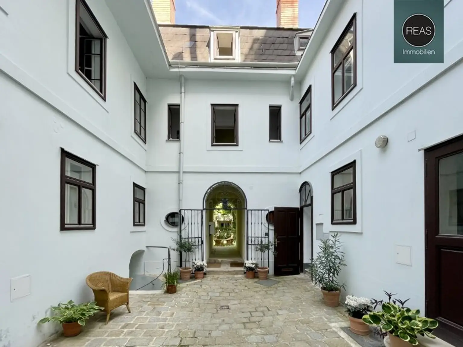 Büro mit Gartenblick und Erker in Bestlage neben dem Schubert-Museum! Gartennutzung inklusive!