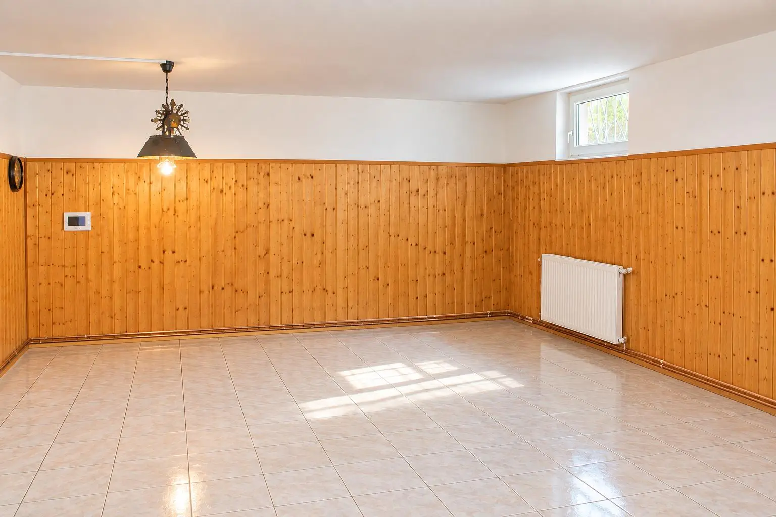 Raum Keller ca. 33m², mittels AI Gegenstände entf.