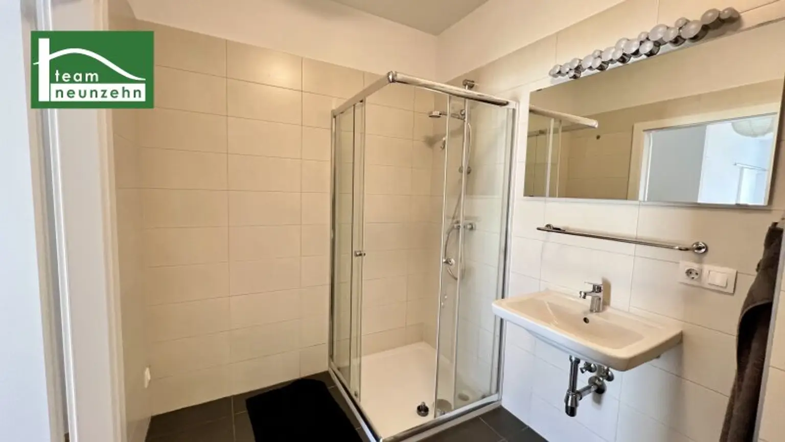 2 Zimmer-Wohnung in generalsaniertem Neubau mit ca. 6m2 Balkon.