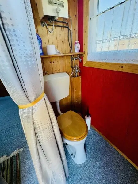 PRIVATSPHÄRE und FLIESSWASSER - FLACHDACHHÜTTE IN DER RUSTER BUCHT AUF PACHTGRUND ZU KAUFEN