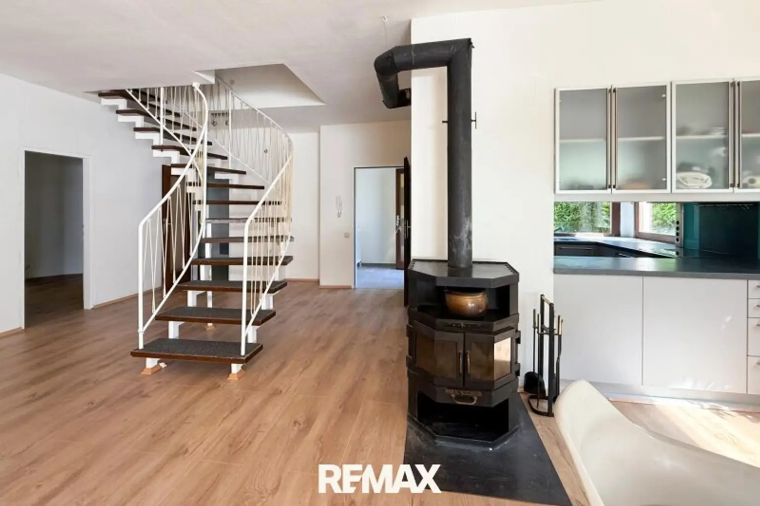 Treppenaufgang, Kamin, Küche