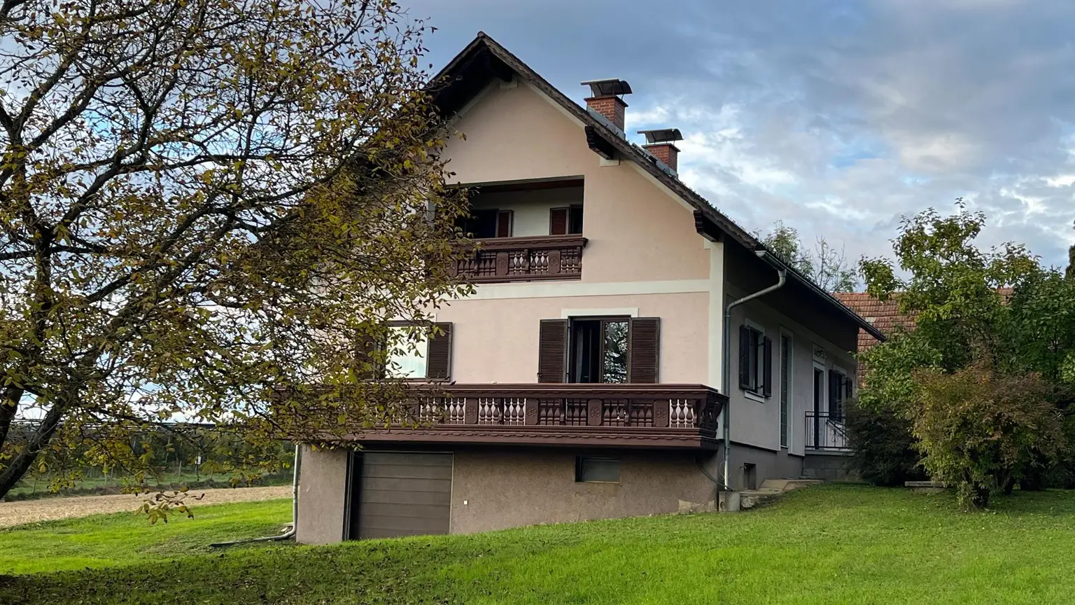 Haus in ruhiger Lage mit Erweiterungsmöglichkeit und großem Nebengebäude!