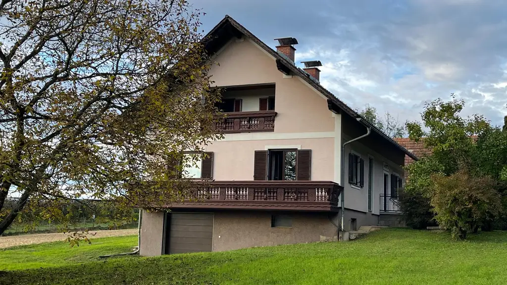 Haus in ruhiger Lage mit Erweiterungsmöglichkeit und großem Nebengebäude!