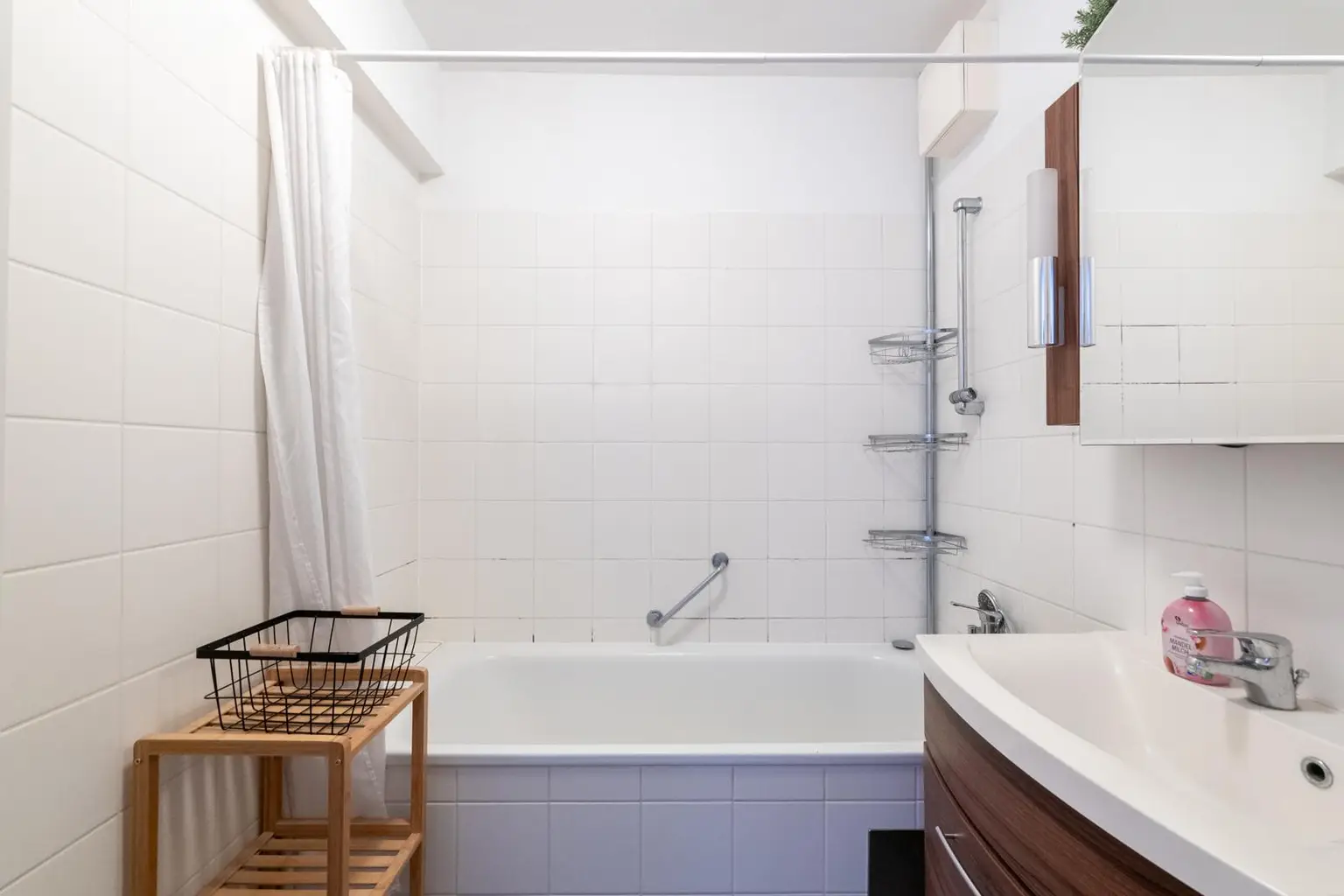 "Helle und voll möblierte Wohnung"