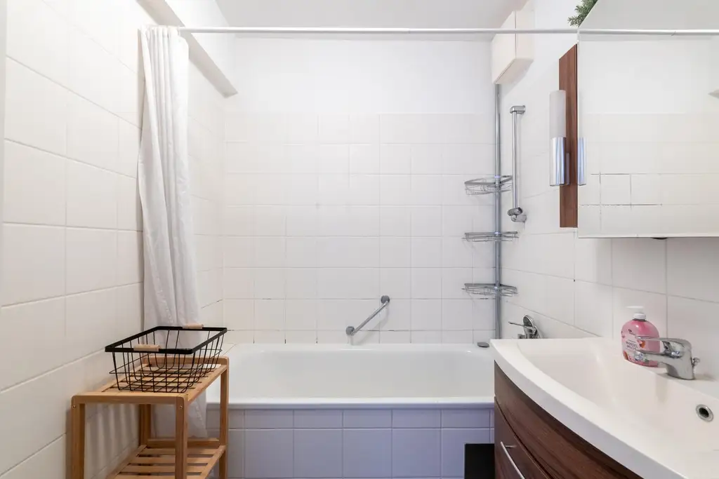 "Helle und voll möblierte Wohnung"