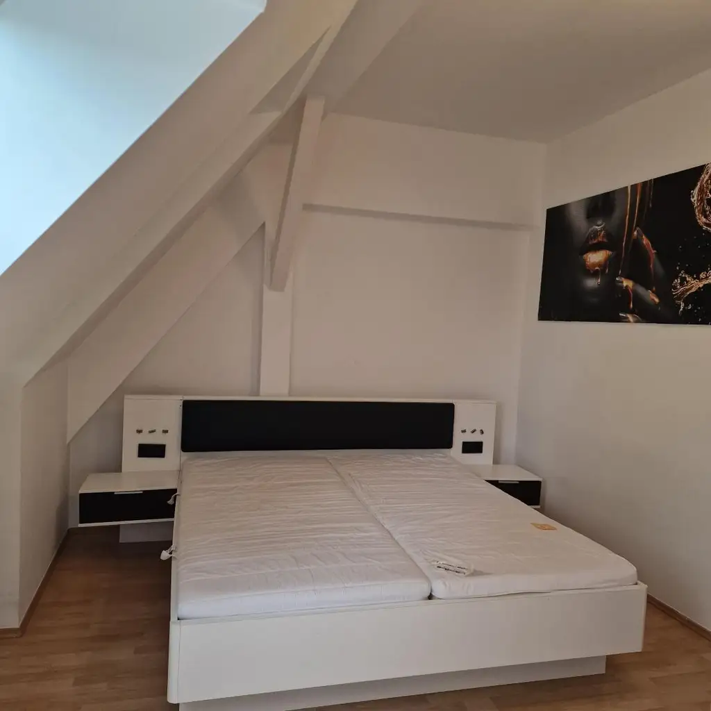 Voll möblierte 2,5-Zimmer-Dachgeschoßwohnung, 1 Monat mietzinsfrei!